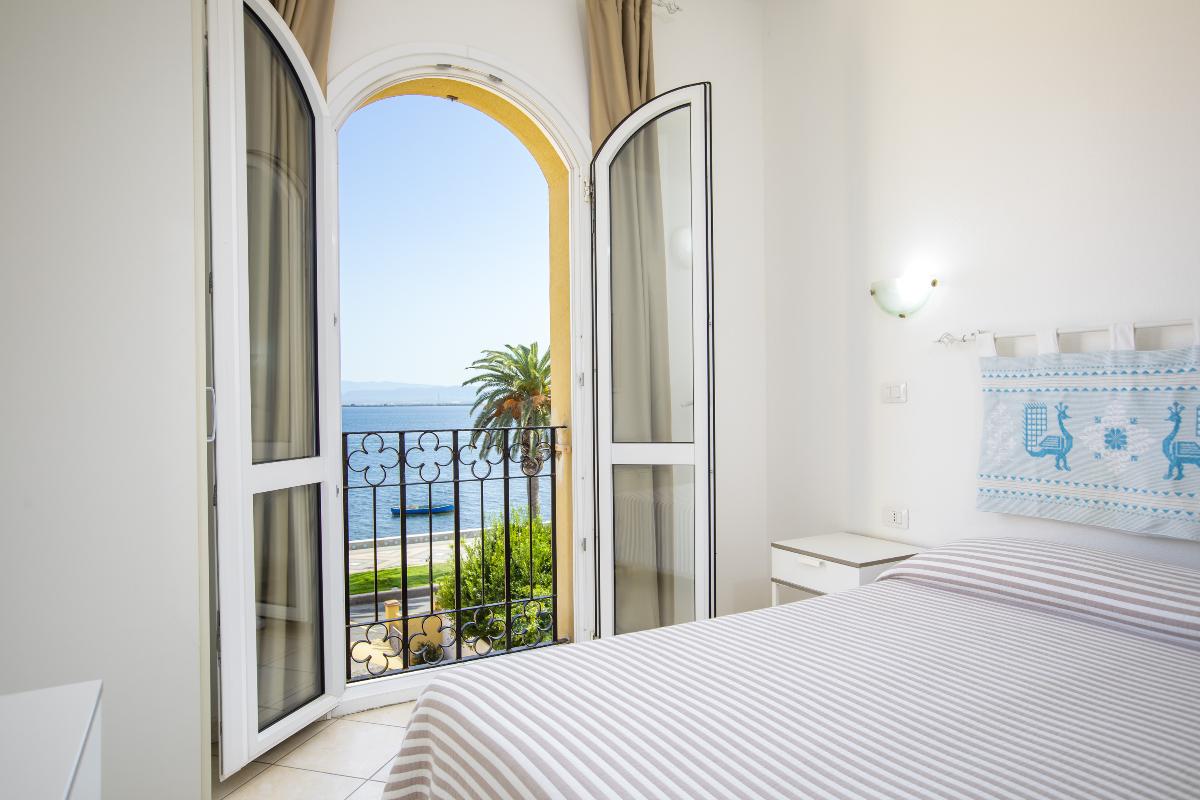 MuMA Hostel Muma Hostel Sant'Antioco -  Camera Doppia Comfort Vista Mare 1