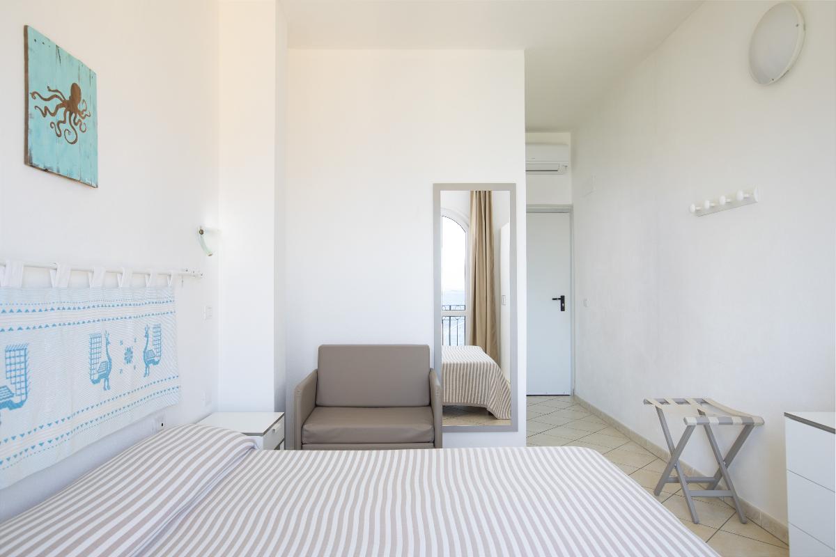 MuMA Hostel Muma Hostel Sant'Antioco -  Camera Doppia Comfort Vista Mare 1