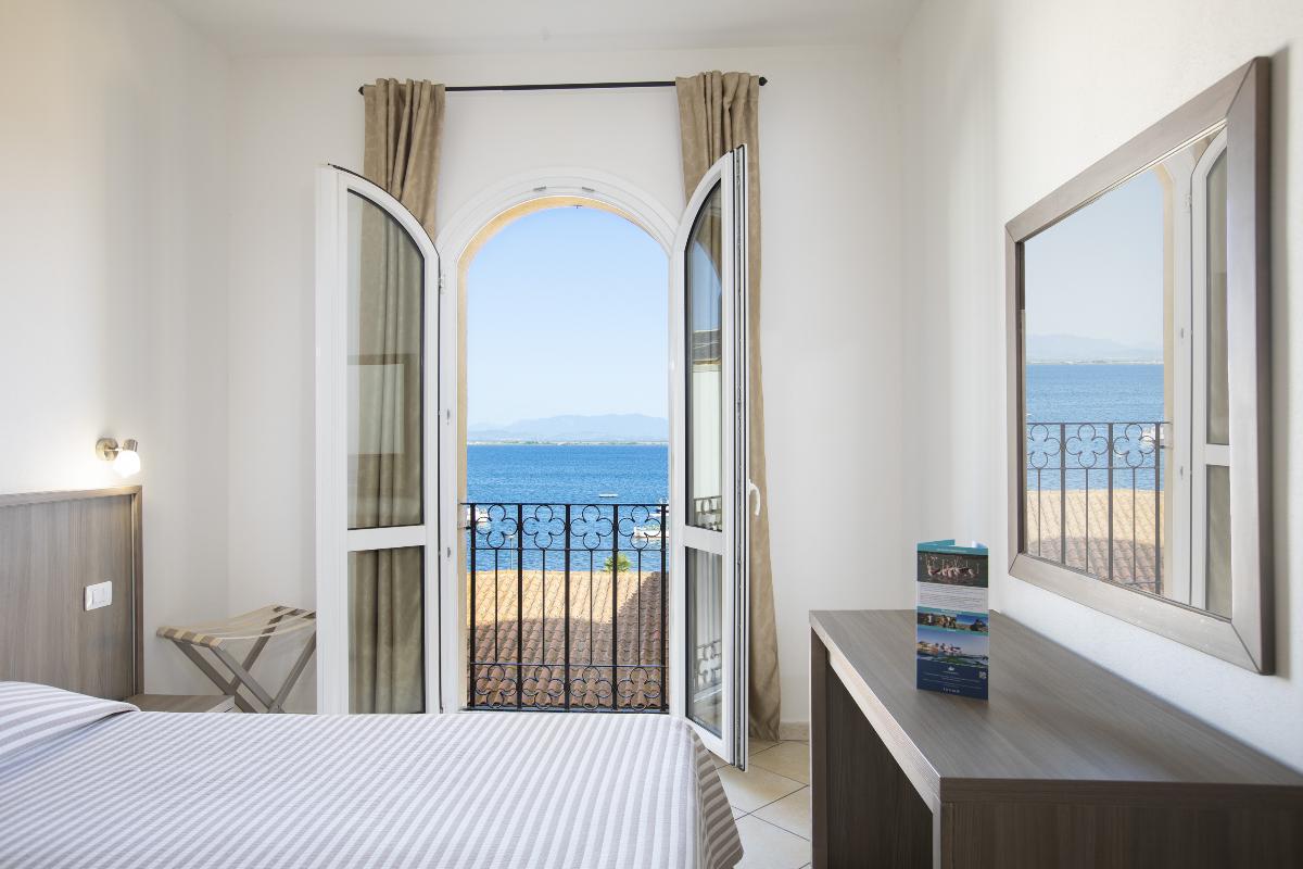 MuMA Hostel Muma Hostel Sant'Antioco -  Camera Doppia Comfort Vista Mare 1