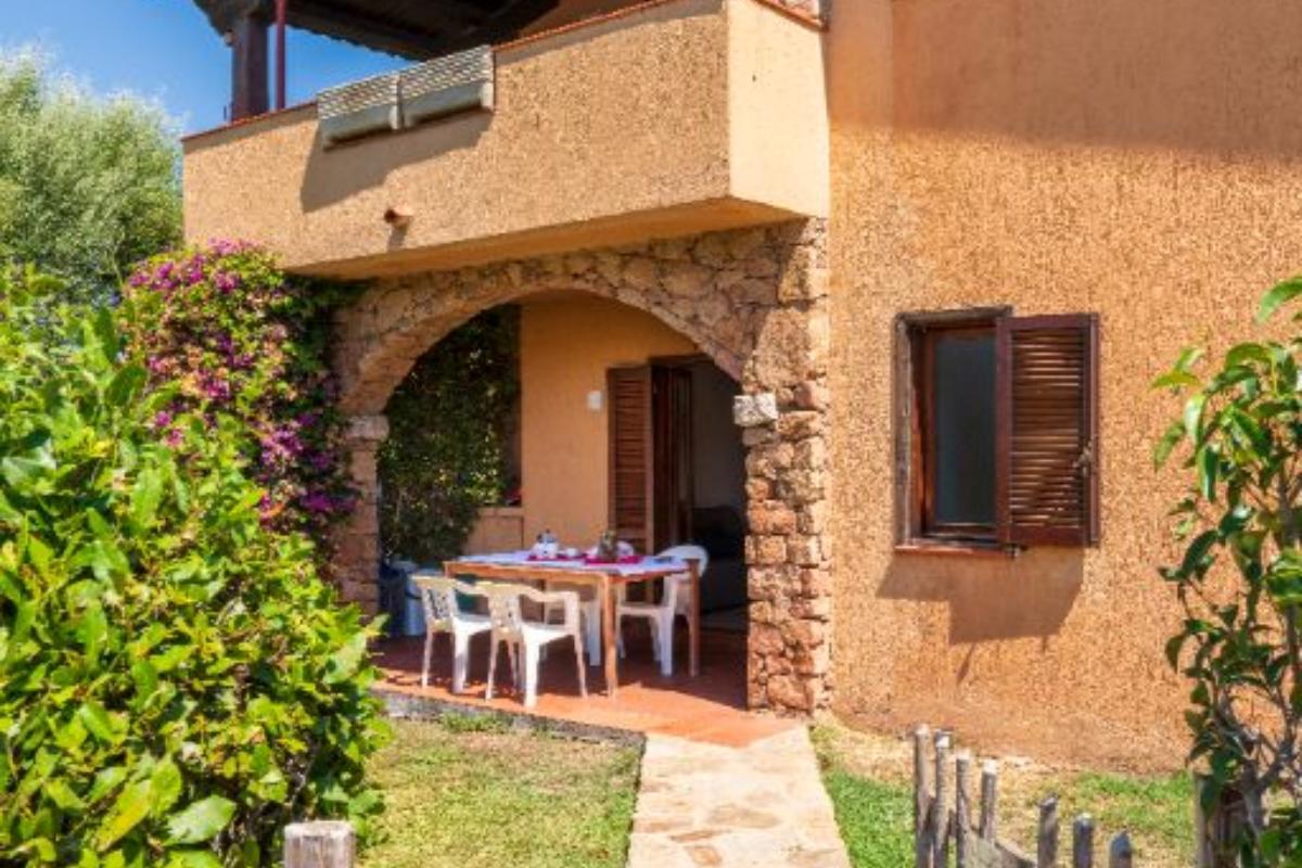 Nexus Hotels di Bini Viaggi S.R.L. Residence Oasi e Oasi Blu San Teodoro - Sistemazione Cuadros 8 1