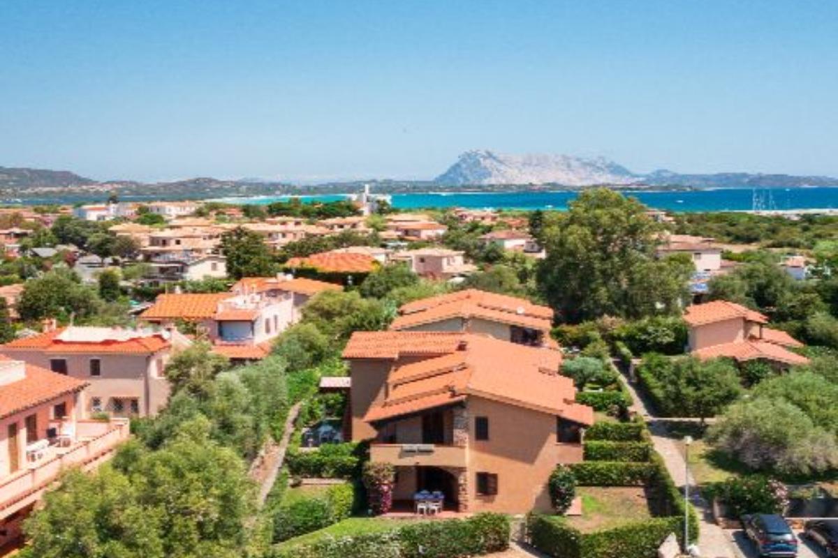 Nexus Hotels di Bini Viaggi S.R.L. Residence Oasi e Oasi Blu San Teodoro - Sistemazione Cuadros 8 1