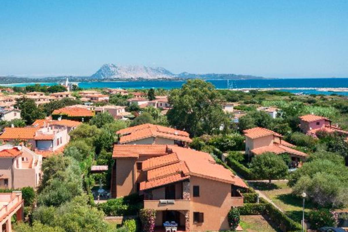 Nexus Hotels di Bini Viaggi S.R.L. Residence Oasi e Oasi Blu San Teodoro - Sistemazione Cuadros 8 1