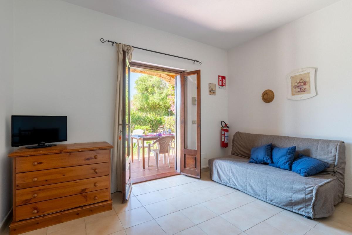 Nexus Hotels di Bini Viaggi S.R.L. Residence Oasi e Oasi Blu San Teodoro -  Sistemazione Quadri 8 1
