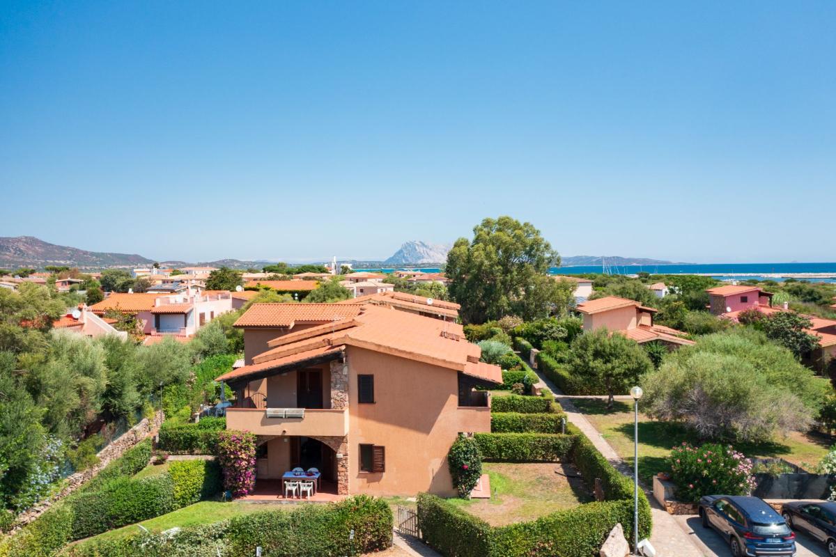 Nexus Hotels di Bini Viaggi S.R.L. Residence Oasi e Oasi Blu San Teodoro -  Sistemazione Quadri 8 1