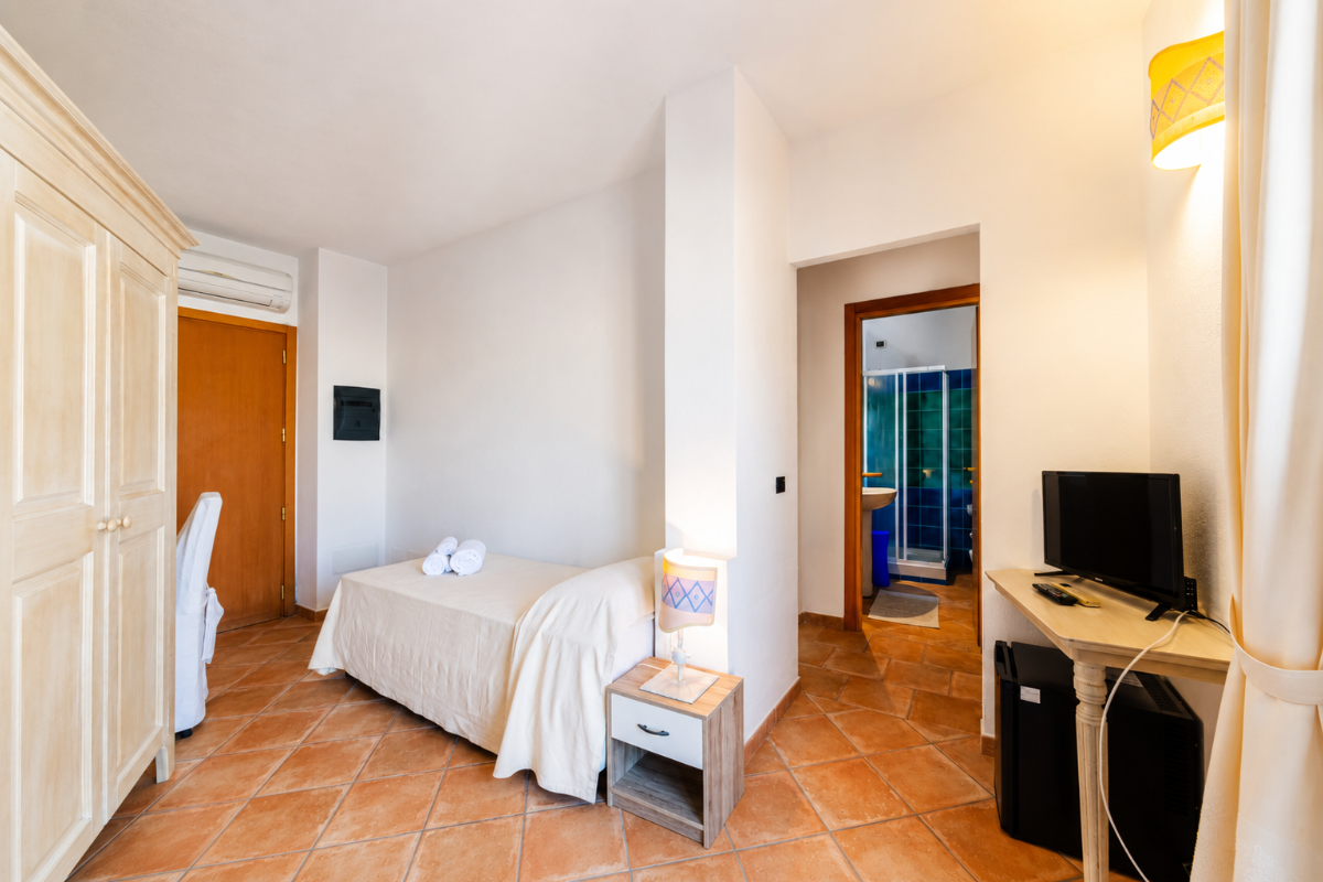 Nexus Hotels di Bini Viaggi S.R.L. Hotel Il Faro di Molara Porto San Paolo -  Sistemazione Comfort 1