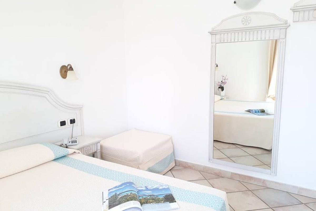 Nexus Hotels di Bini Viaggi S.R.L. Hotel Il Faro di Molara Porto San Paolo -  Sistemazione Zimmer im Dépendance 1