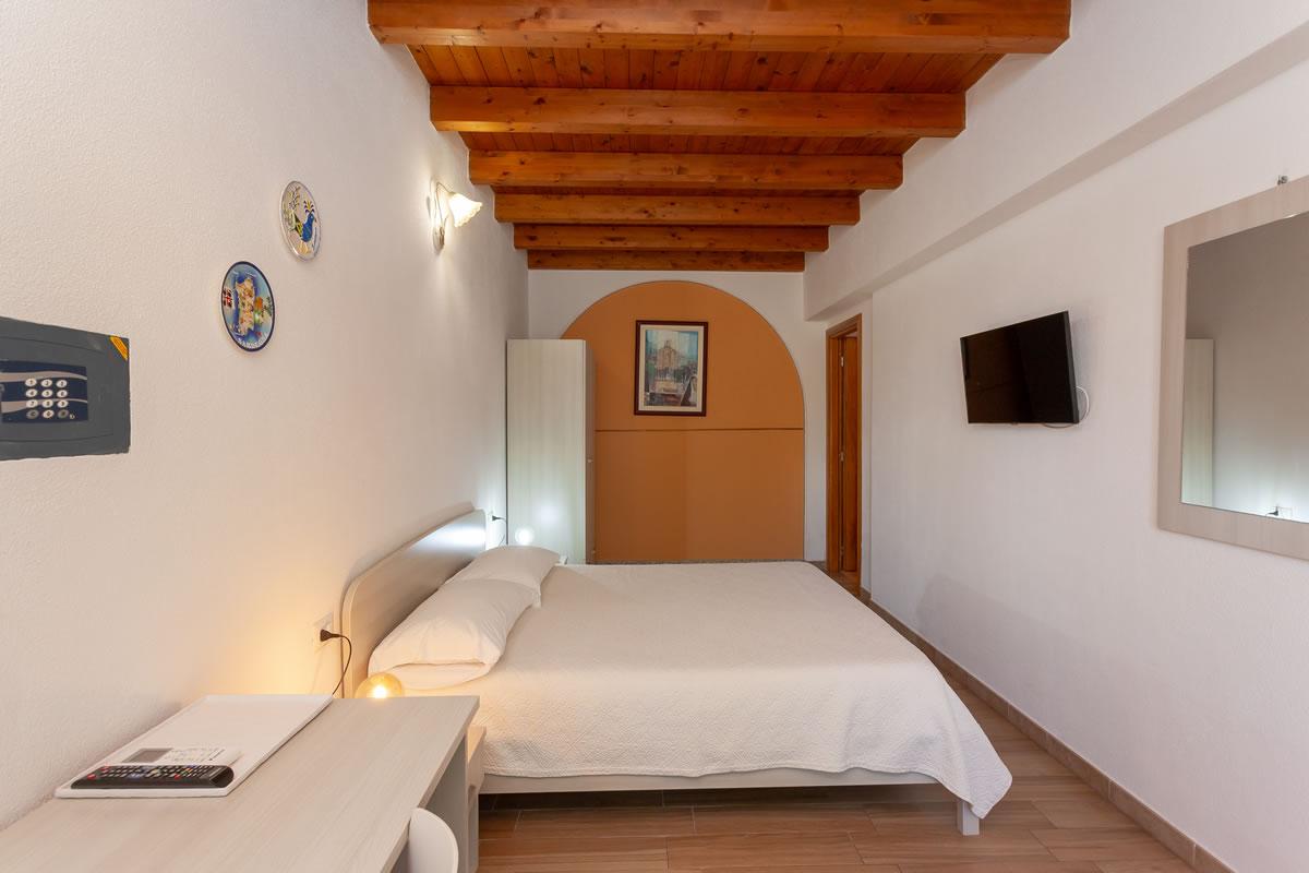 Residenze Pettirosso Pettirosso Center San Teodoro -  Camera Camera Matrimoniale 1