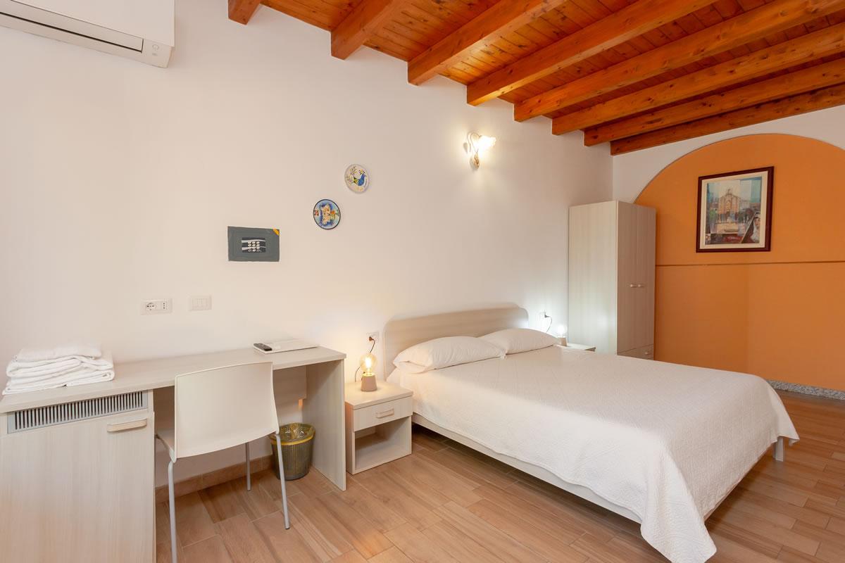 Residenze Pettirosso Pettirosso Center San Teodoro -  Camera Camera Matrimoniale 1