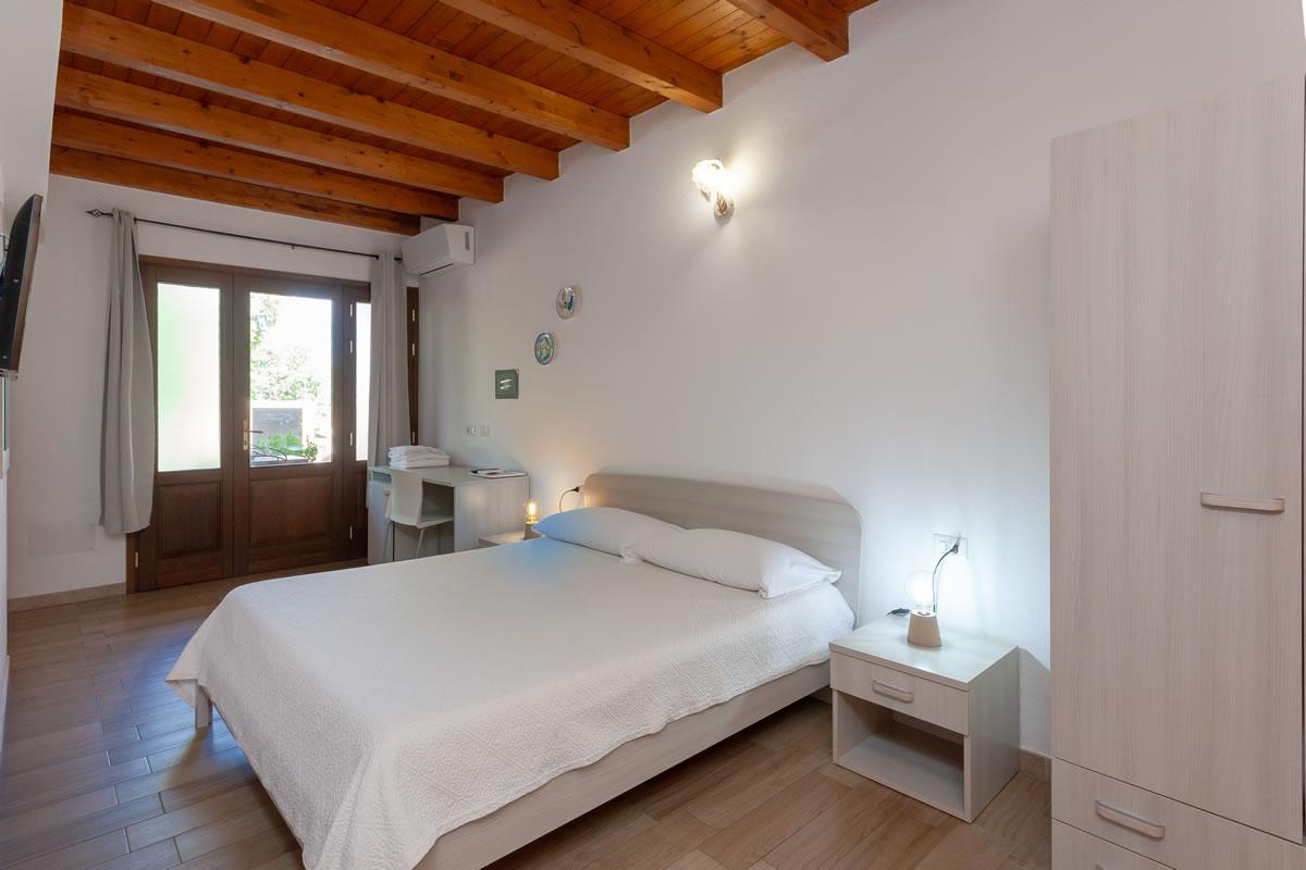 Residenze Pettirosso Pettirosso Center San Teodoro -  Camera Camera Matrimoniale 1