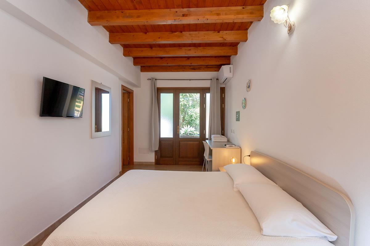 Residenze Pettirosso Pettirosso Center San Teodoro -  Camera Camera Matrimoniale 1