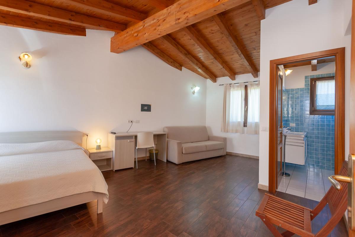 Residenze Pettirosso Pettirosso Center San Teodoro -  Camera Camera Tripla Deluxe 1