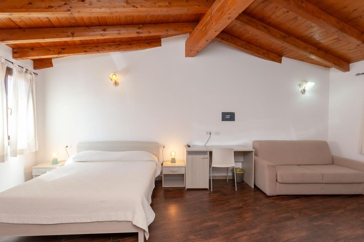 Residenze Pettirosso Pettirosso Center San Teodoro -  Camera Camera Tripla Deluxe 1