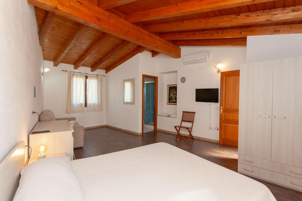 Residenze Pettirosso Pettirosso Center San Teodoro -  Camera Camera Tripla Deluxe 1