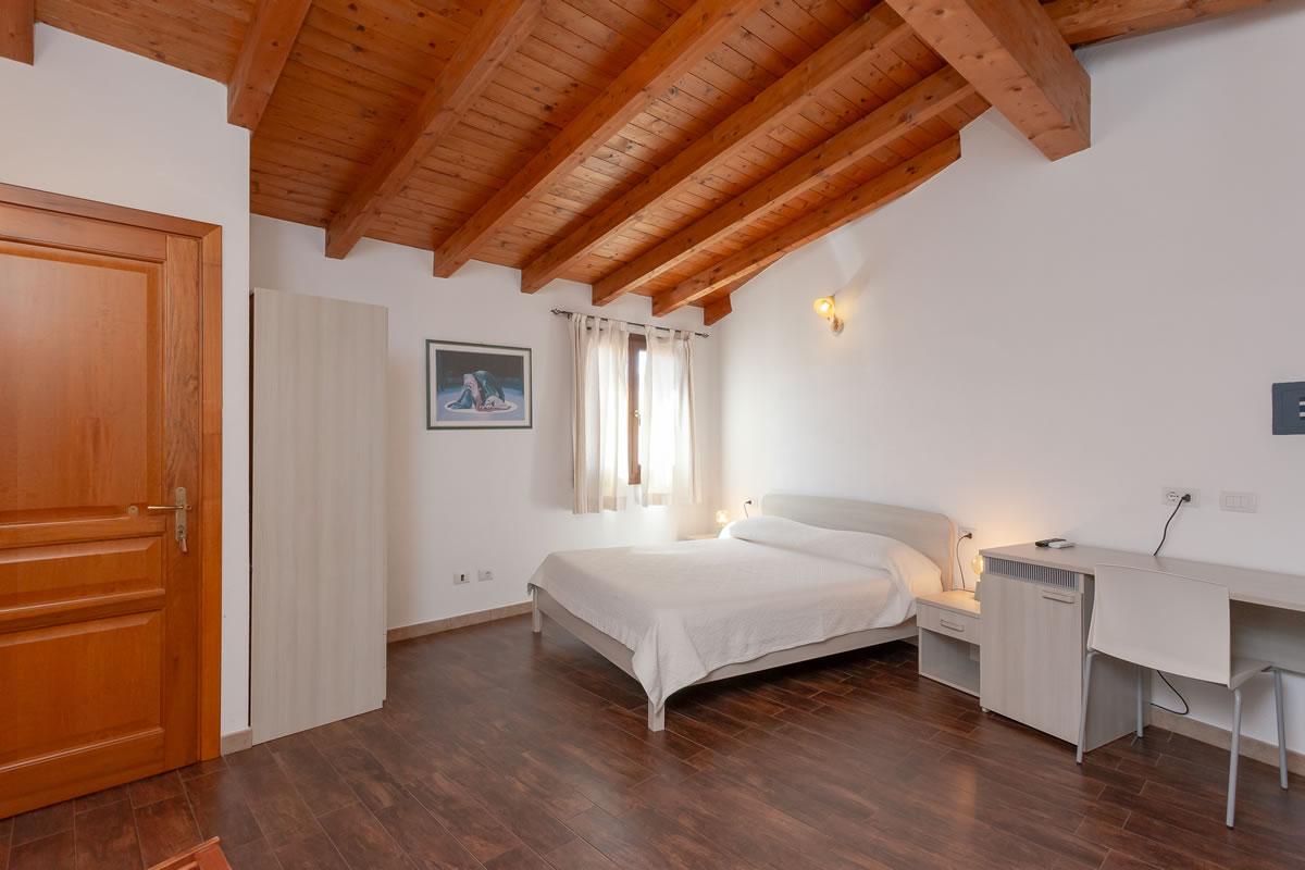 Residenze Pettirosso Pettirosso Center San Teodoro -  Camera Camera Tripla Deluxe 1