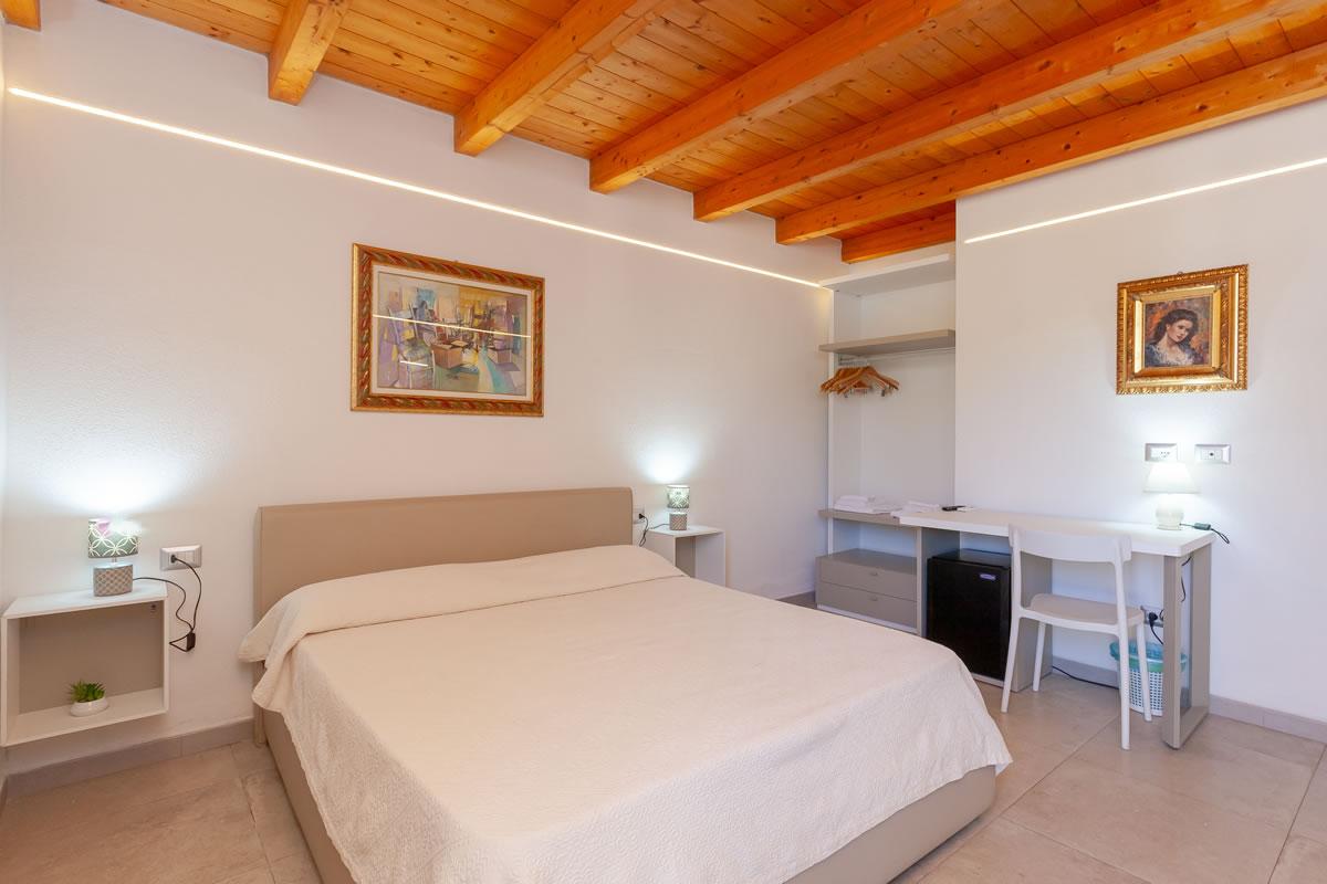 Residenze Pettirosso Pettirosso Center San Teodoro -  Camera Camera Deluxe 1