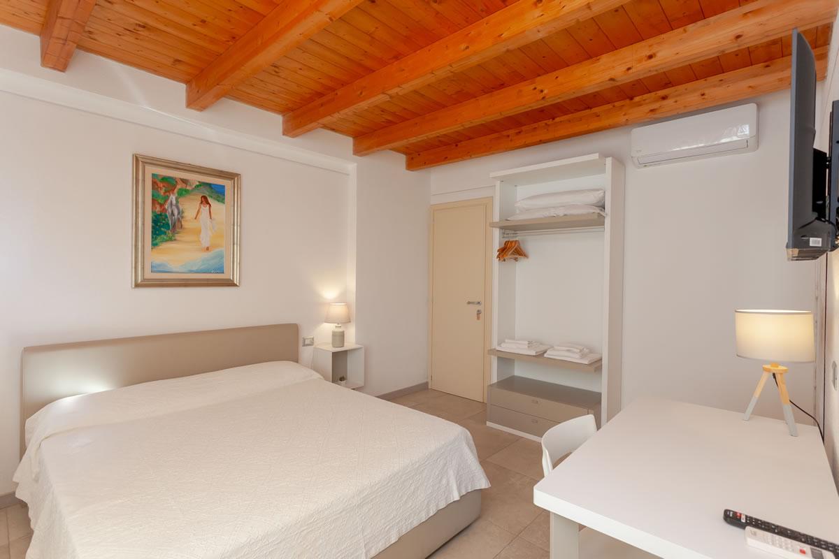 Residenze Pettirosso Pettirosso Center San Teodoro -  Camera Camera Deluxe 1